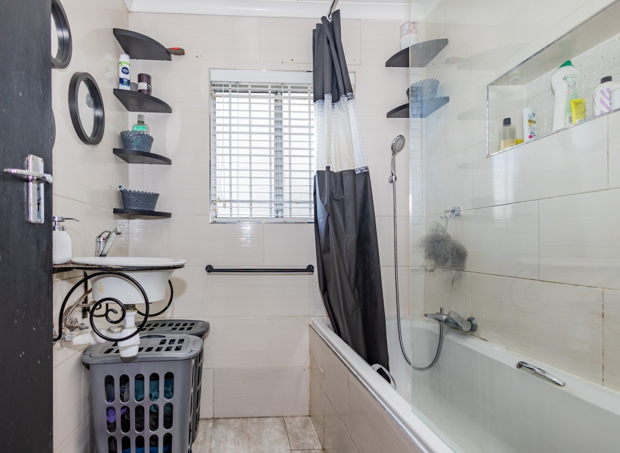 2 Bedroom Property for Sale in Oakglen Western Cape